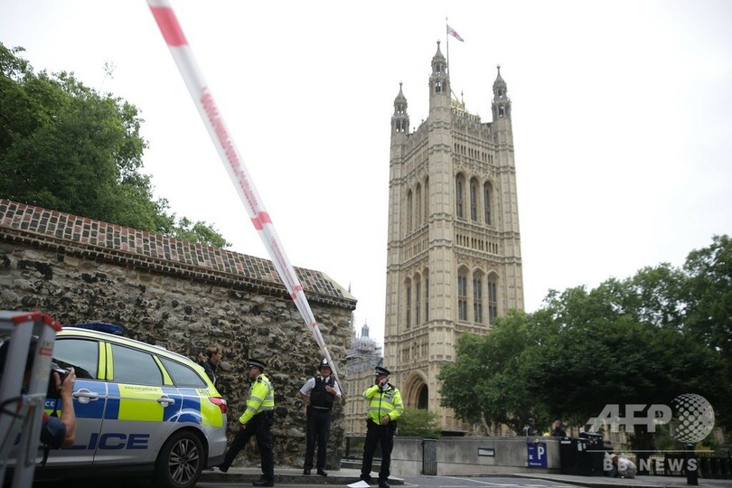 英国会そばで車暴走、3人負傷 テロ容疑で運転手逮捕