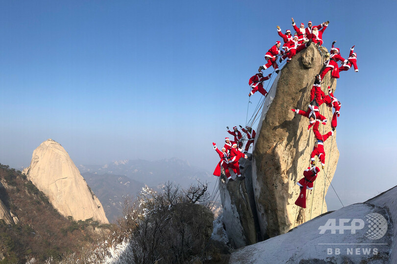 サンタ姿で登山の安全祈願 韓国 北漢山 写真3枚 国際ニュース Afpbb News