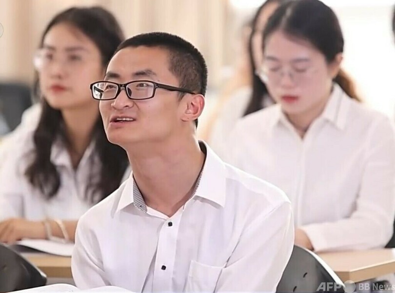 中国の脳性まひの青年 大学で12年聴講、まもなく「博士」課程を卒業