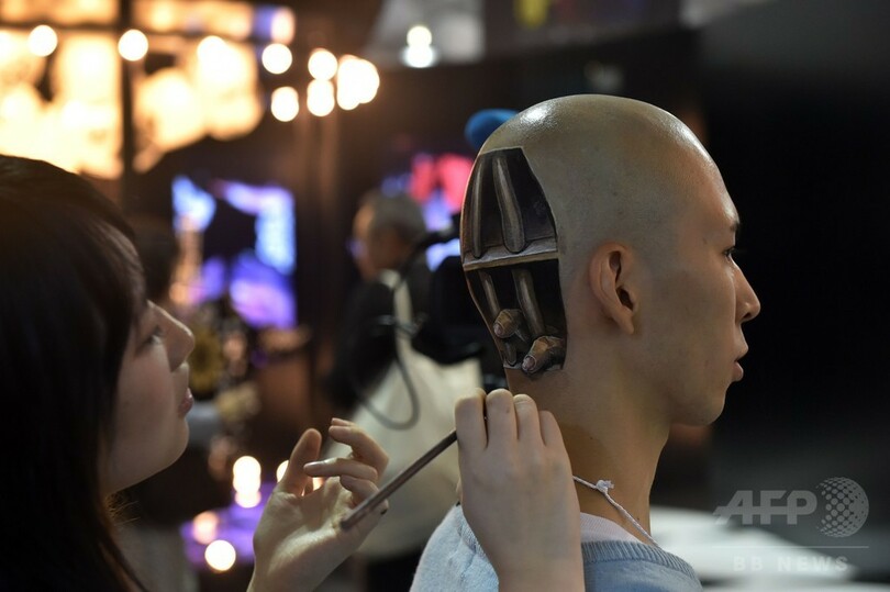 奇抜なボディーペイントが評判に、注目の美大生アーティスト