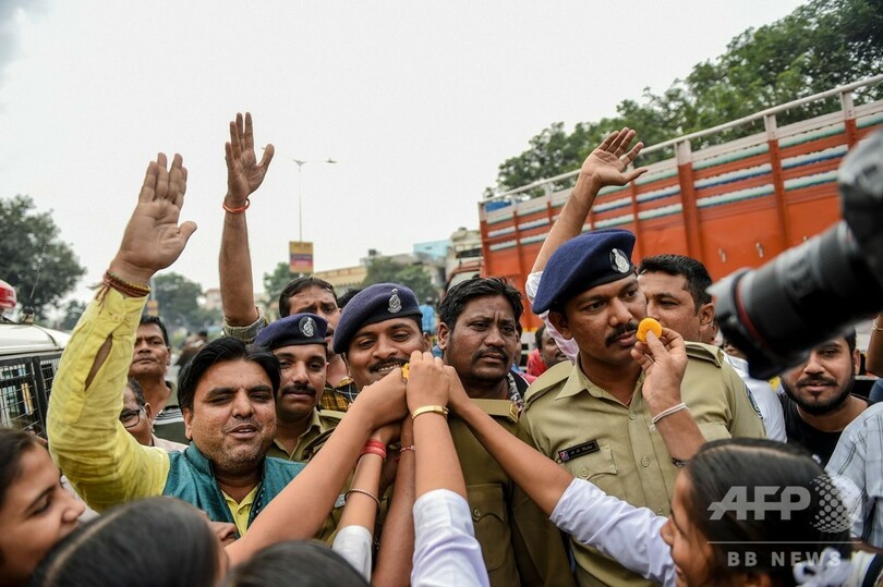 インドの女性獣医師レイプ殺害、警察が容疑者4人を射殺 人々は歓喜