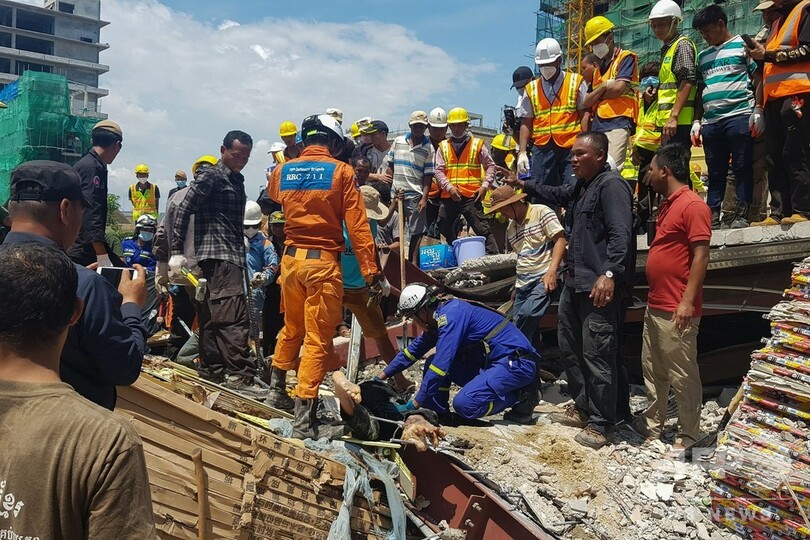 建設中のビル崩壊し7人死亡、中国企業が所有 カンボジア