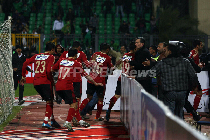 サッカー試合で暴動、74人死亡 1000人負傷か エジプト