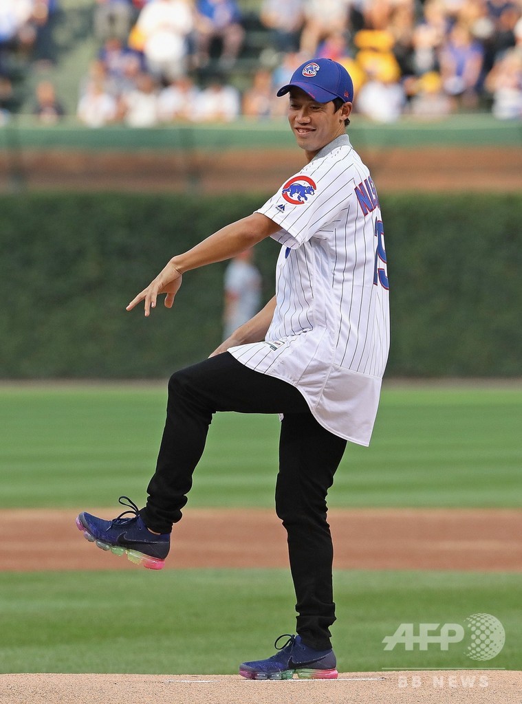 錦織圭が大リーグで始球式、カブスのユニホーム姿で登場