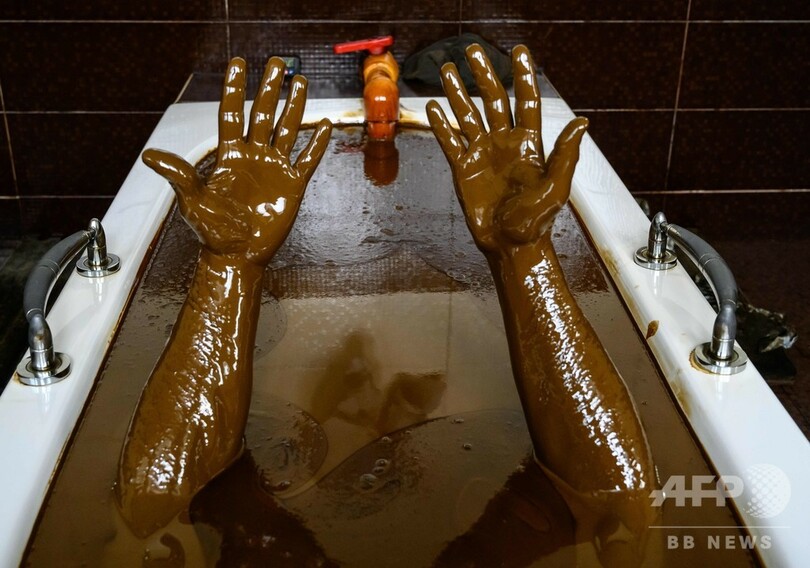 原油風呂で療養、「とても気持ちいい」 アゼルバイジャン