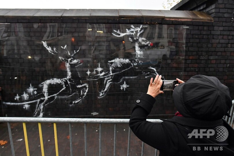 バンクシー新作はベンチを引くトナカイ 街をにぎわす 英