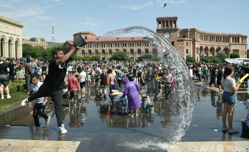 【今日の1枚】不意打ちもあり、伝統の水かけ祭り アルメニア