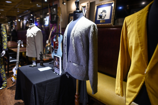 カート・コバーンのカーディガン、3630万円で落札 「MTV カート・コバーンのカーディガン、3630万円で落札 「MTV