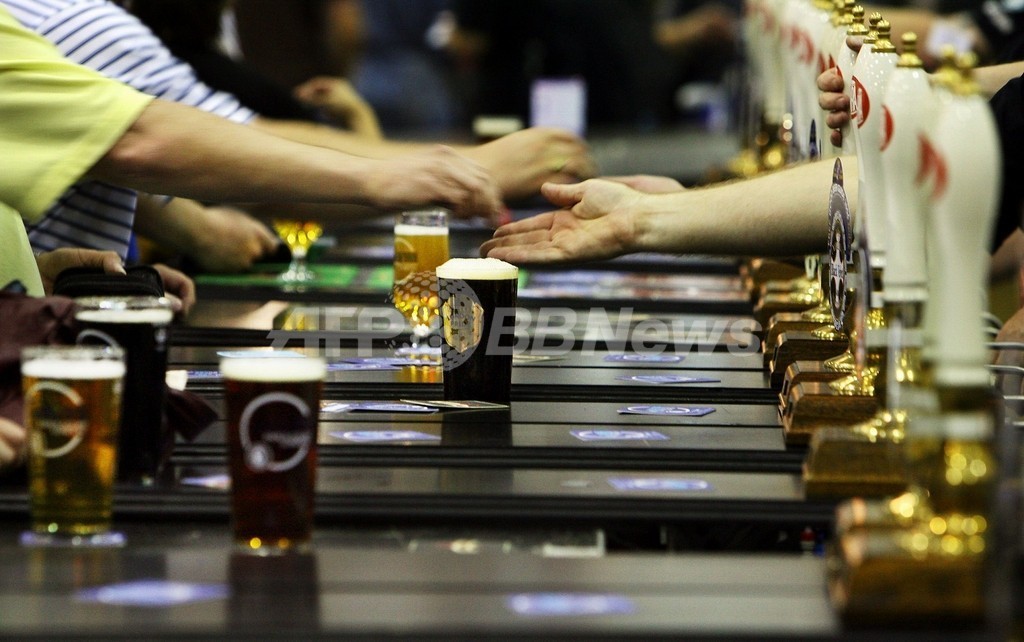 「ビールを飲めば…」、英ユーモアポスターに使用禁止令 「ビールを飲めば…」、英ユーモアポスターに使用禁止令