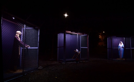 聖家族が別々のおりの中に…キリスト降誕人形で難民の窮状訴え、米教会