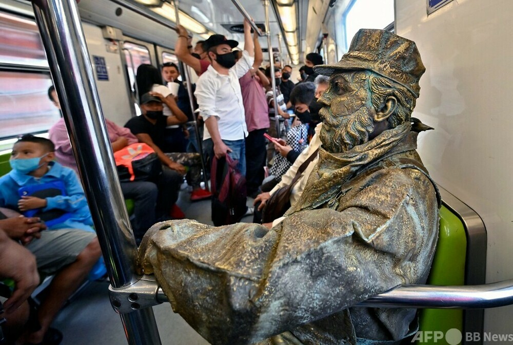 「ミスター鉄道員」 地下鉄でパフォーマンス メキシコ 写真11枚 国際ニュース:AFPBB News