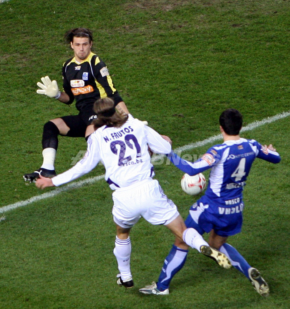 ＜サッカー ベルギー・ジュピラーリーグ＞ヘンク アンデルレヒトと引き分け首位の座をキープ ベルギー 写真1枚 国際ニュース：AFPBB News