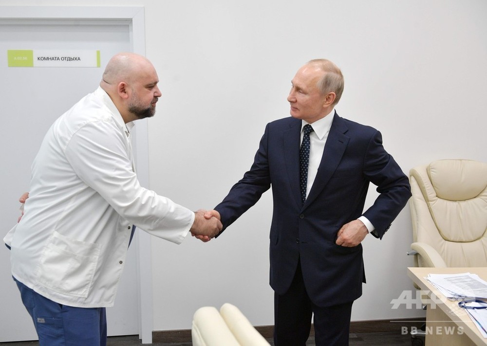 プーチン氏と「濃厚接触」の病院長、新型コロナ陽性 写真2枚 国際
