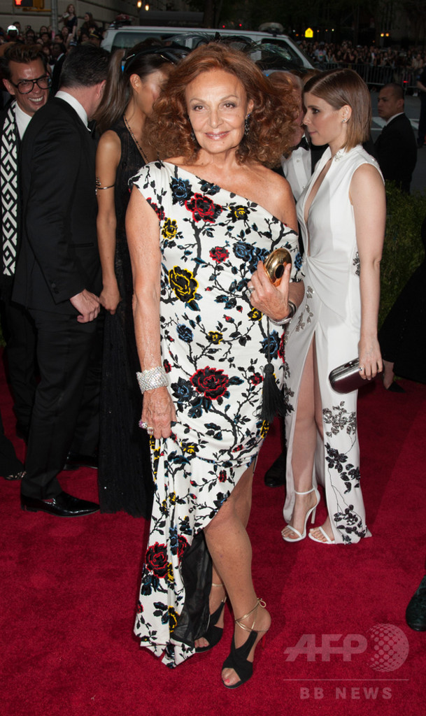 DVF、ケイトリン・ジェンナーにドレスをプレゼント