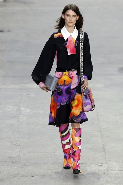 「戦争ではなくファッションを創ろう！」モデルらがデモ行進、「シャネル」15年春夏