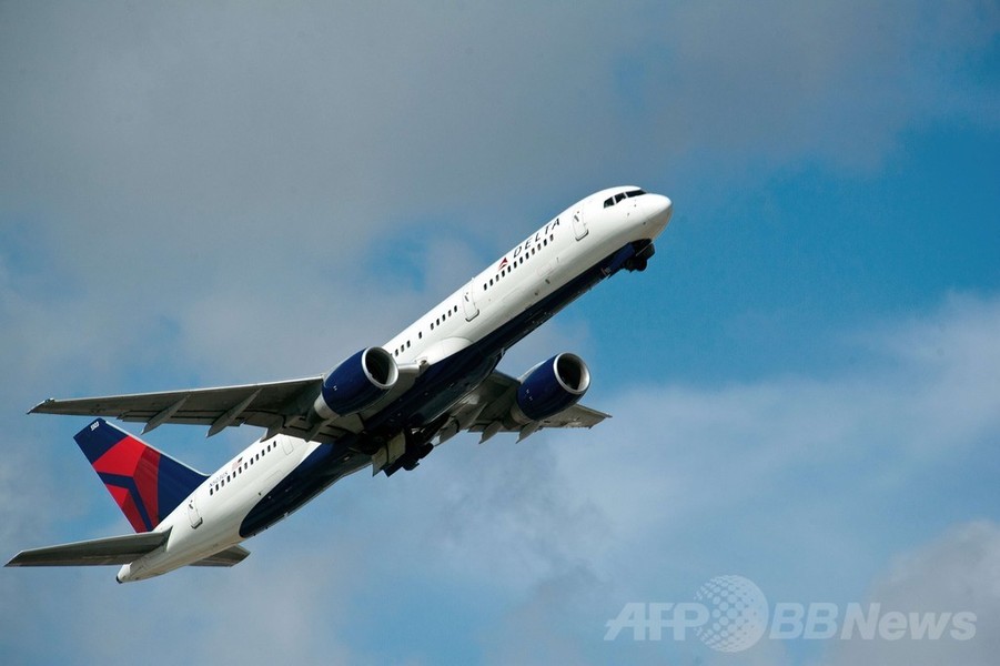 JFK空港で飛行機滑り雪に突っ込む、記録的寒波の米国