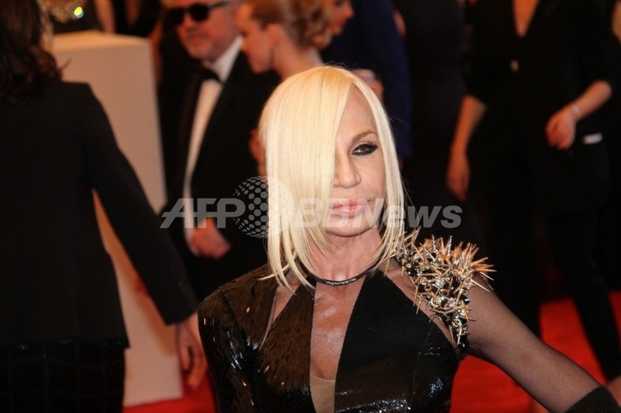 ドナテラ・ヴェルサーチ、J.W.アンダーソンは「兄に似ている」