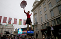 英ロンドン（London）で2日、ピカデリー広場（ピカデリーサーカス、Piccadily Circus）がカラフルな衣装でサーカスの技を披露するパフォーマーたちであふれた。

五輪イヤーを記念してロンドン市内の各地で開かれている芸術文化イベント「London 2012 Festival」の一環で、ピカデリー広場では「ピカデリーサーカス・サーカス」と題されたイベントに世界各国から250人のパフォーマーが集結。空中ブランコ、フラフープ芸、綱渡りなどを披露した（2012年9月2日撮影）。(c)AFP/ANDREW COWIE