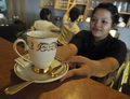インドネシア・ジャカルタ（Jakarta）にある喫茶店で、1杯8万ルピア（約800円）で提供される最高級コーヒー豆「コピ・ルアク」のコーヒー（2010年7月20日撮影）。(c)AFP/ROMEO GACAD