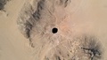 イエメン・マハラ州の砂漠にある「地獄の井戸」として知られる穴（2021年6月6日撮影）。(c)AFP
