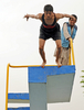 アフガニスタンの首都カブール（Kabul）で、プールに飛込む少年（2008年6月1日撮影）。(c)AFP/SHAH Marai