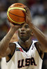 フリースローの体勢へ入る米国のコービー・ブライアント（%%Kobe Bryant%%）。(c)AFP/Getty Images Jamie Squire