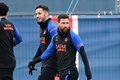 クラブの練習場でトレーニングに臨むフランス・リーグ1、パリ・サンジェルマンのリオネル・メッシ（右、2023年1月5日撮影）。(c)Bertrand GUAY / AFP