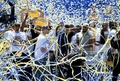 14-15NBAファイナル制覇を飾り、本拠地オークランドで優勝パレードに参加したゴールデンステイト・ウォリアーズのクレイ・トンプソン（中央左）ら（2015年6月19日撮影）。(c)AFP/Getty Images/Thearon W. Henderson