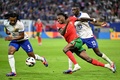 サッカー欧州選手権準々決勝、ポルトガル対フランス。フランスのジュール・クンデ（左）、ランダル・コロムアニ（右）とボールを競るポルトガルのラファエル・レオン（2024年7月5日撮影）。(c)PATRICIA DE MELO MOREIRA / AFP