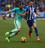 16-17スペイン1部リーグ第22節、アラベス対FCバルセロナ。アラベスのルベン・ソブリーノ（右）とボールを競るFCバルセロナのアレイクス・ビダル（2017年2月11日撮影）。(c)AFP/CESAR MANSO