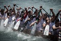 香港（Hong Kong）で行われた毎年恒例「ドラゴンボート（龍舟）フェスティバル（Dragon Boat Festival）」のレース（2014年6月2日撮影）。(c)AFP/Philippe Lopez