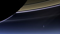 土星探査機カッシーニ（Cassini）が撮影した、土星の輪と地球と月の写真。矢印で示されたのが地球、その右にうっすらと見えるのが月（2013年7月19日撮影）。(c)AFP/NASA/JPL-Caltech/SSI
