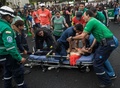 コロンビアのメデジンで行われたマラソンの大会で、倒れた選手にCPR（心肺蘇生法）を施す救急隊員（2018年9月16日撮影）。(c)AFP Photo/Joaquin SARMIENTO