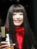 2005年7月25日、東京・銀座のハウス・オブ・シセイドウ（HOUSE OF SHISEIDO ）で開かれた「セルジュ・ルタンス… 夢幻の旅の記録」展に姿をみせた山口小夜子（Sayoko Yamaguchi）さん。(c)AFP/YOSHIKAZU TSUNO