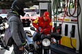 アルゼンチン・ブエノスアイレスのガソリンスタンド（2023年10月30日撮影）。(c)Luis ROBAYO / AFP