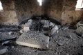 シリア中部ホムス・カルヤタインにあるエリアン修道院内部で、焼かれて破壊された祭壇（2016年4月4日撮影）。(c)AFP/JOSEPH EID