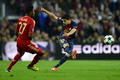 サッカー欧州チャンピオンズリーグ（UEFA Champions League 2012-13）は1日、準決勝第2戦が行われ、バイエルン・ミュンヘン（Bayern Munich）が3-0でFCバルセロナ（FC Barcelona）に勝利し、2試合合計スコア7-0で4年間で3度目となる決勝に進出した。

ボールを蹴り出すFCバルセロナのマルク・バルトラ（Marc Bartra、2013年5月1日撮影）。(c)AFP/JAVIER SORIANO