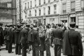 フランス・パリのジャピ体育館近くで、警察官と話すユダヤ人。仏パリ・ショア記念館提供（1941年5月14日撮影、2021年5月12日公開）。(c)AFP PHOTO / Shoah Memorial Paris 2021
