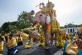 タイ・バンコクの旧市街にある王宮近くで、ワチラロンコン国王に敬意を表すための行進に参列する象（2019年5月7日撮影）。(c)Jewel SAMAD / AFP