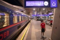 オーストリア・ウィーン中央駅で、ベネチア、チューリヒ行きの夜行列車（2023年7月25日撮影）。(c)Alex HALADA / AFP