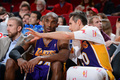 米プロバスケットボール協会（NBA）のロサンゼルス・レイカーズ（Los Angeles Lakers）に所属するスティーブ・ナッシュ（Steve Nash）が8日、ヒューストン・ロケッツ（Houston Rockets）戦で史上5人目となる通算1万アシストを達成した。

ナッシュは前半にアントワン・ジェイミソン（Antawn Jamison）の得点をアシストし、リーグ史上4番目の速さとなる通算1162試合目で1万アシストに到達した。

ベンチでコービー・ブライアント（Kobe Bryant）と言葉を交わすロサンゼルス・レイカーズのスティーブ・ナッシュ（2013年1月8日撮影）。(c)AFP/Getty Images/NBAE/Garrett W. Ellwood