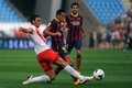 13-14スペイン1部リーグは28日、第7節の試合が行われ、FCバルセロナ（FC Barcelona）は2-0でアルメリア（UD Almeria）を下した。

アルメリアのクリスティアン・フェルナンデス（Christian Fernandez Salas、左）とボールを競るFCバルセロナのダニエル・アルヴェス（Daniel Alves、2013年9月28日撮影）。(c)AFP/JORGE GUERRERO