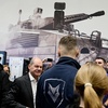 独ウンターリュスで、2025年に操業開始予定の防衛大手ラインメタルの工場を視察するオラフ・ショルツ首相（左、2024年2月12日撮影）。(c)FABIAN BIMMER / POOL / AFP