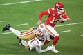 23NFL、第58回スーパーボウル、カンザスシティ・チーフス対サンフランシスコ・フォーティナイナーズ。タックルを受けるカンザスシティ・チーフスのパトリック・マホームズ（右、2024年2月11日撮影）。(c)Ethan Miller/Getty Images/AFP