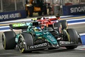 24F1第18戦シンガポールGP決勝。レースに臨むアストンマーティンのフェルナンド・アロンソ（2024年9月22日撮影）。(c)ROSLAN RAHMAN / AFP