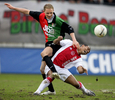 アヤックスのレオナルド（%%Leonardo Vitor Santiago%%、右）と競り合うナイメヘンのイェルーン・ドロスト（%%Jeroen Drost%%）。(c)AFP/ANP/OLAF KRAAK