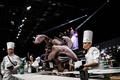 仏南東部リヨン郊外で開催された洋菓子の国際大会「クープ・デュ・モンド・ドゥ・ラ・パティスリー」で優勝した日本代表の作品（2023年1月21日撮影）。(c) JEFF PACHOUD / AFP