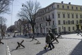 ウクライナ・オデッサの街中に置かれた対戦車障害物（2022年3月13日撮影、資料写真）。(c)BULENT KILIC / AFP