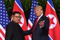 シンガポールのカペラホテルで握手を交わすドナルド・トランプ米大統領（右）と金正恩朝鮮労働党委員長（2018年6月12日撮影）。(c)AFP PHOTO / SAUL LOEB