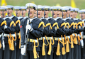 韓国・鶏龍（Gyeryong）の陸海空軍本部で前月29日、1日に61年を迎える「国軍の日（Armed Forces Day）」に向けたリハーサルが行われた。1950年～53年の朝鮮戦争で、韓国は1953年、北朝鮮と休戦協定を結んだが、法的には戦争状態にある。

写真は、鶏龍の陸海空軍本部で実施された「国軍の日」に向けたリハーサルで、敬礼する韓国軍兵士（2009年9月29日撮影）。(c)AFP/JUNG YEON-JE